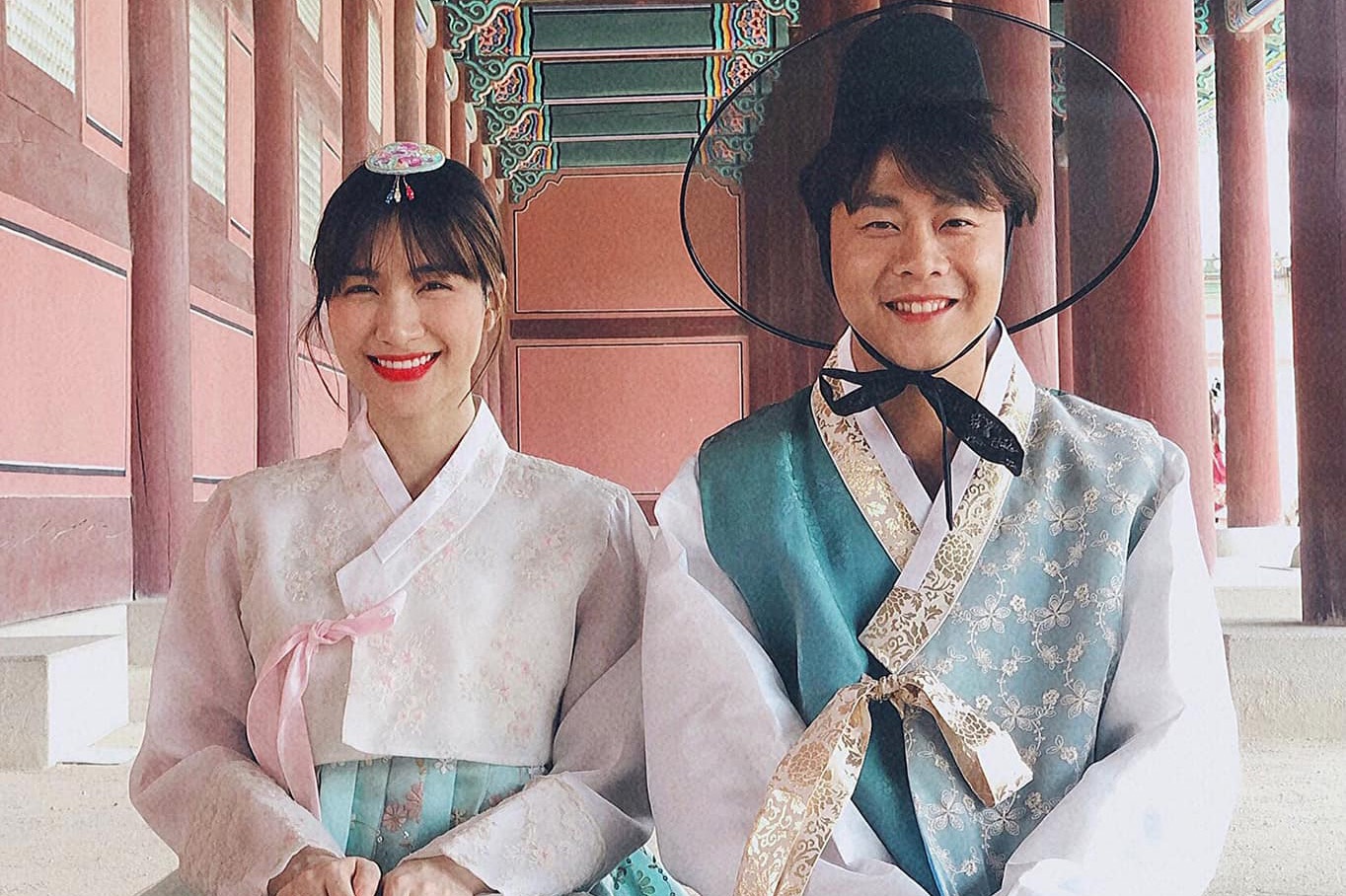 Hoà Minzy chụp ảnh cùng bạn trai trong trang phục truyền thống Hàn Quốc