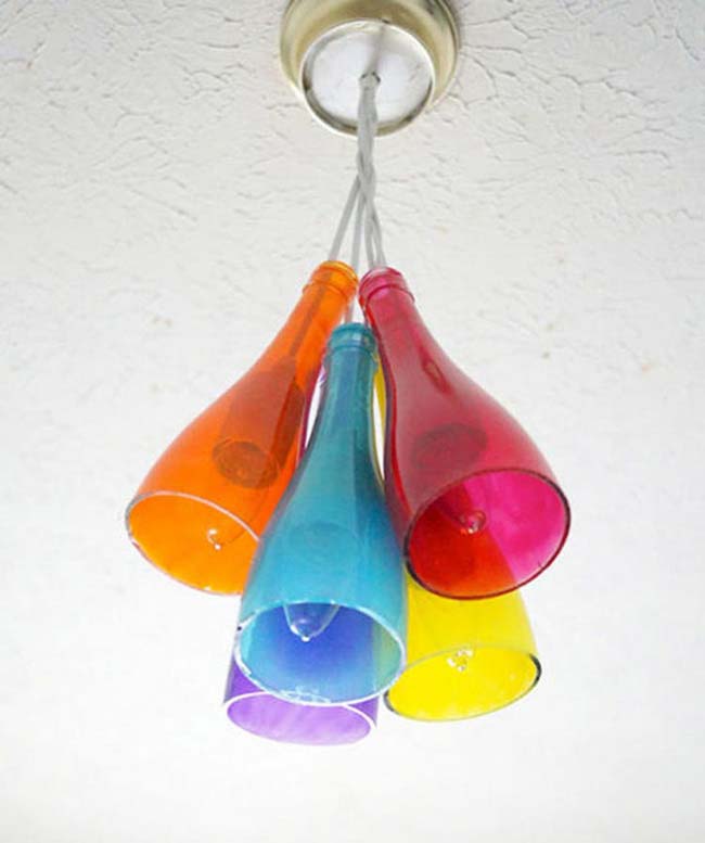 những chai thủy tinh màu sắc làm thành đèn chùm đơn giản