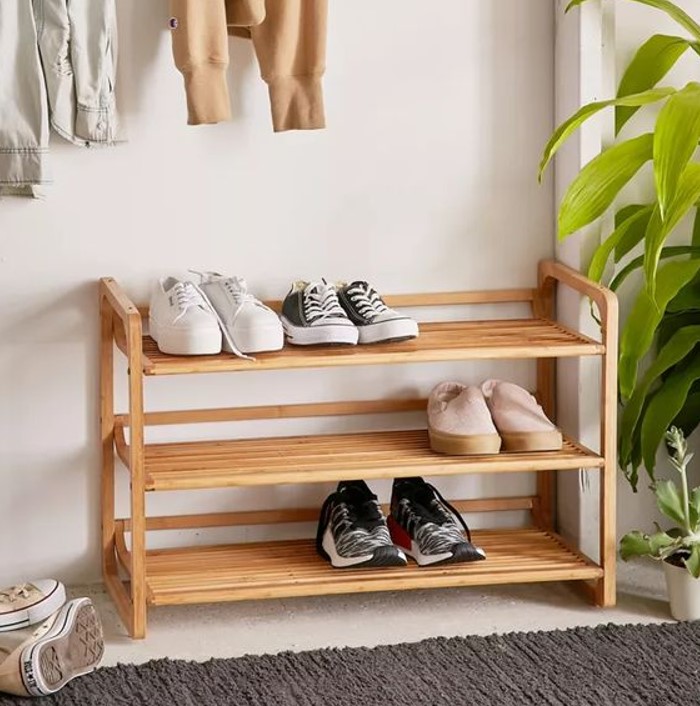 Kệ giày dép 3 tầng bằng gỗ đơn giản mà tiện dụng